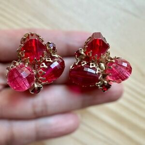 VTG Cluster Clip Earrings 1950s Acrylic Red Beads‎ Dog Tooth Prongs Gold Plated